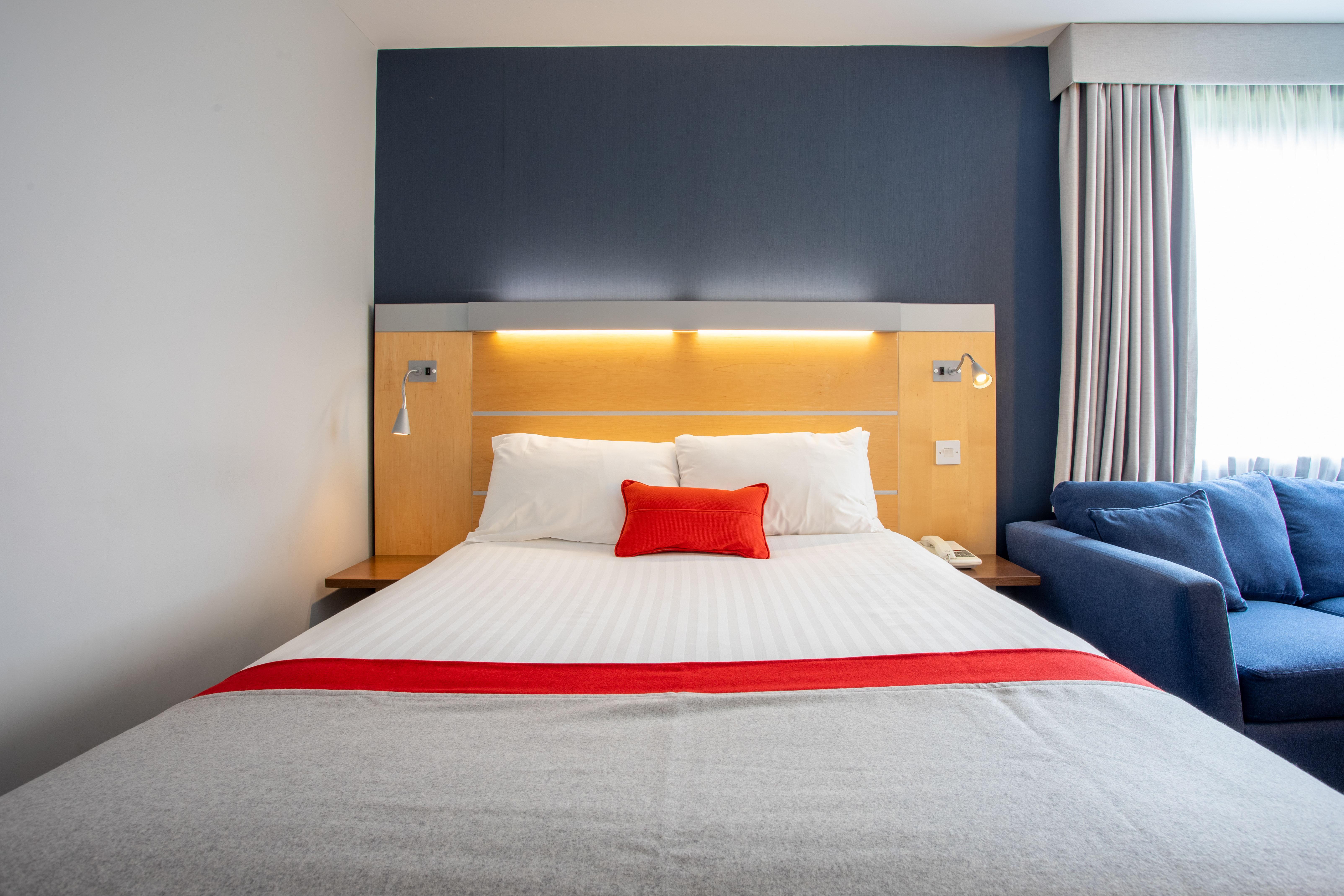 Holiday Inn Express Dunfermline By Ihg Exterior foto