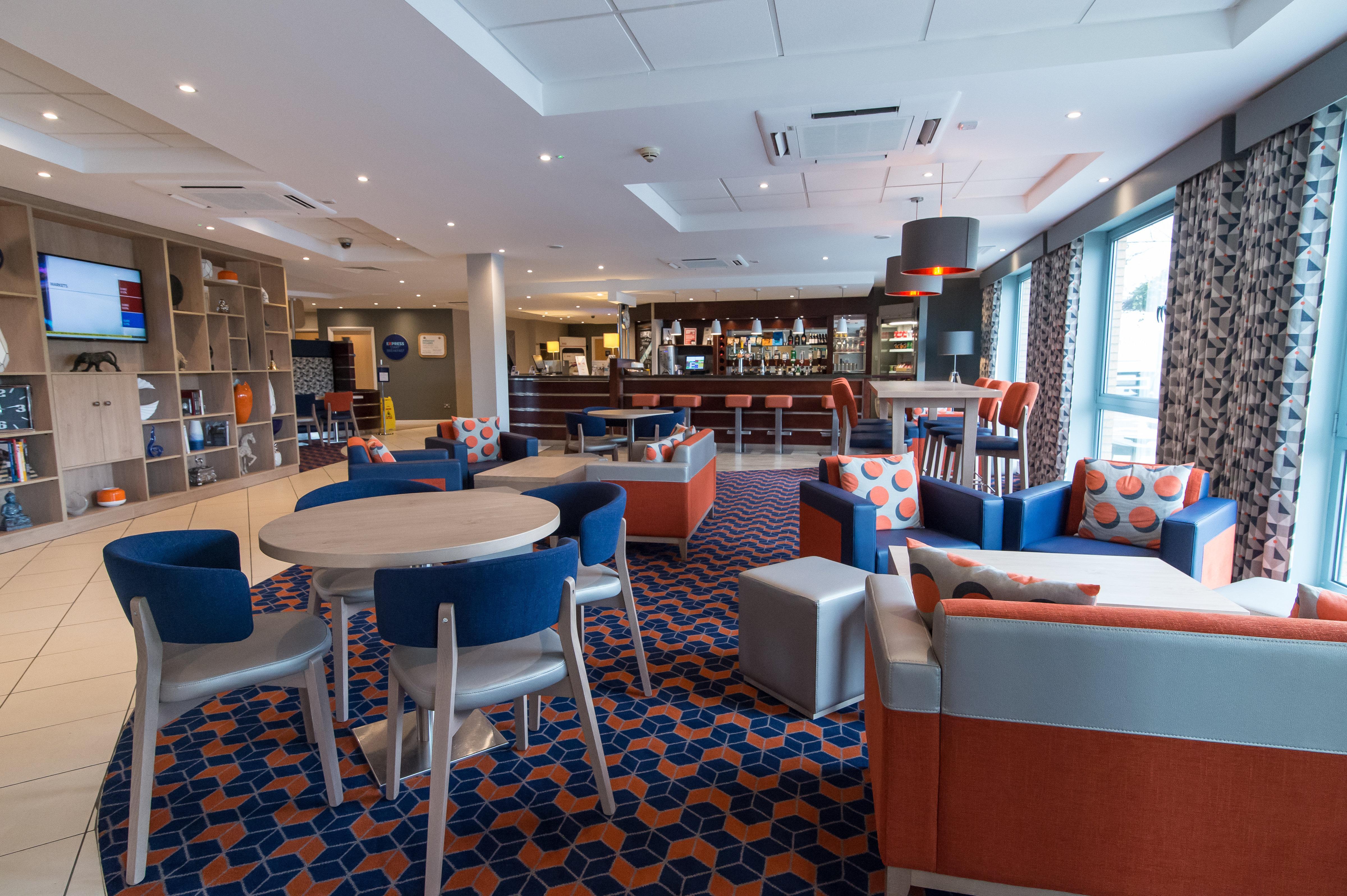 Holiday Inn Express Dunfermline By Ihg Exterior foto