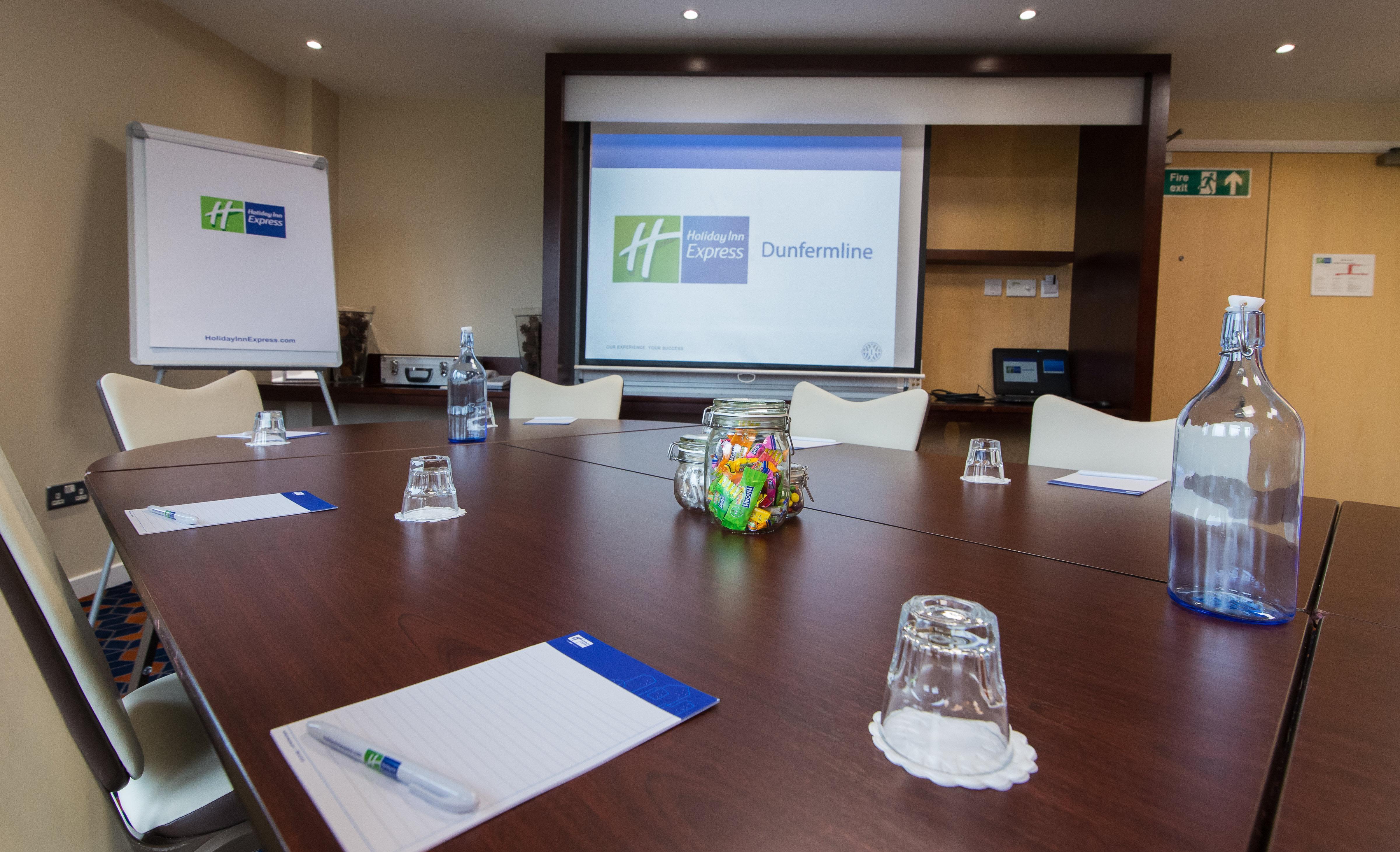 Holiday Inn Express Dunfermline By Ihg Exterior foto