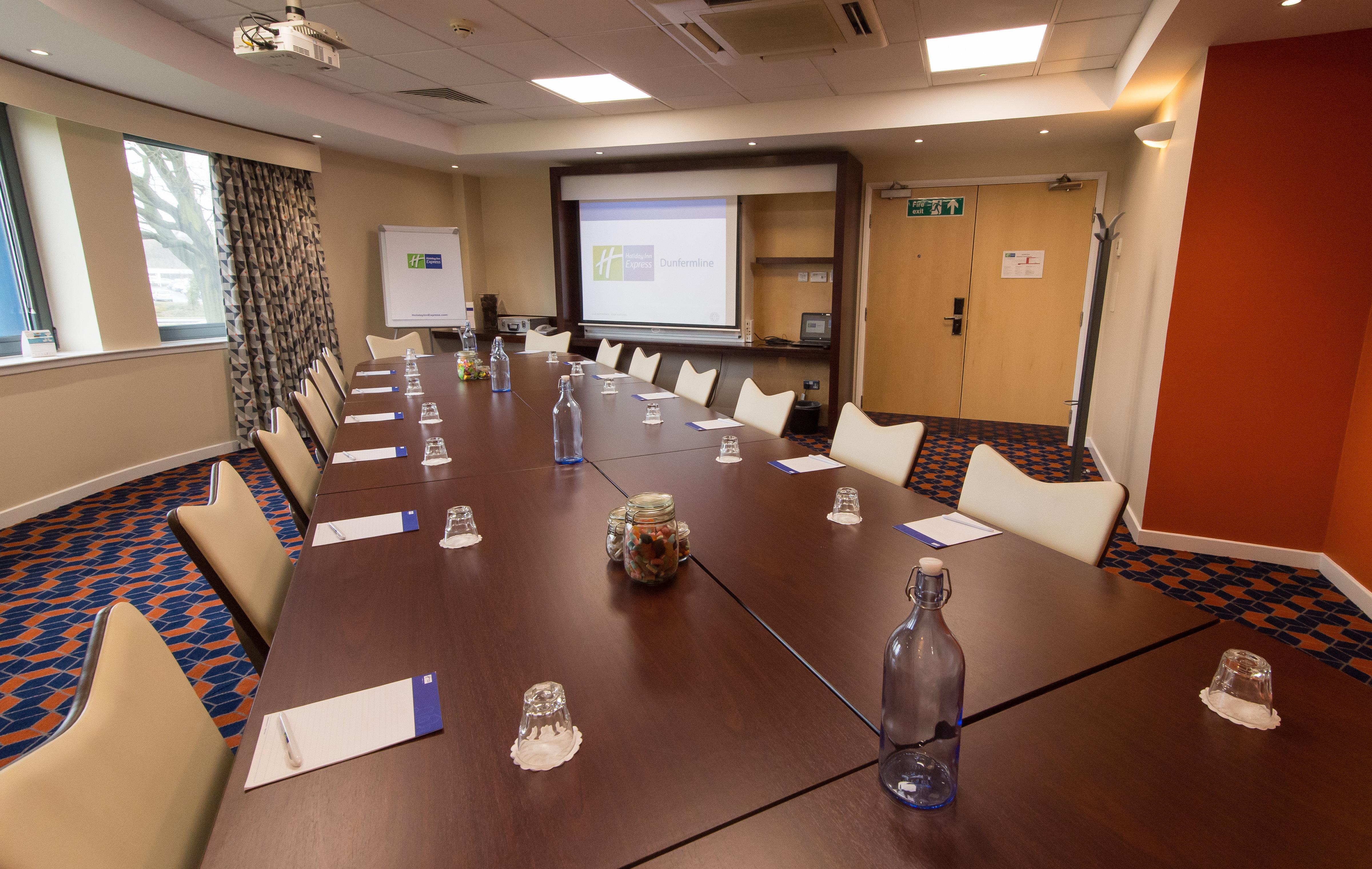 Holiday Inn Express Dunfermline By Ihg Exterior foto
