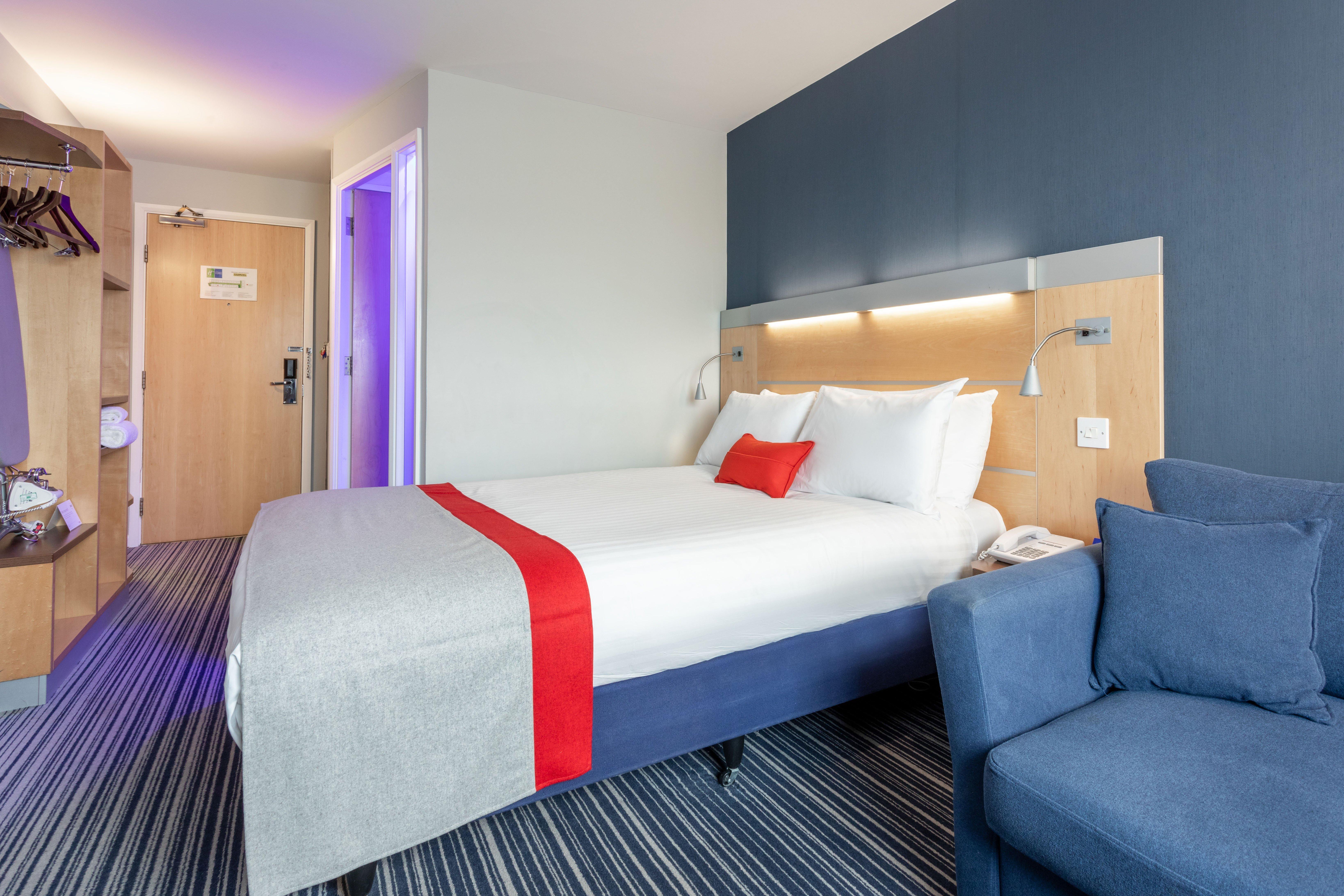 Holiday Inn Express Dunfermline By Ihg Exterior foto