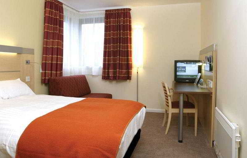 Holiday Inn Express Dunfermline By Ihg Exterior foto
